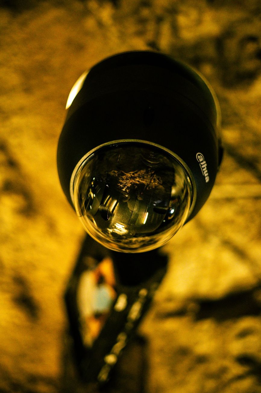 Cámara de seguridad domo instalada para vigilancia nocturna