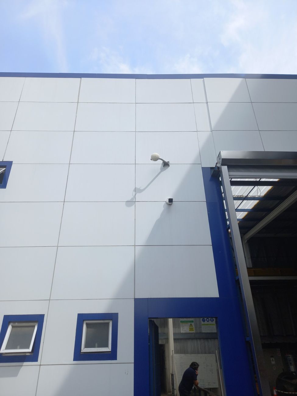 Cámara de seguridad instalada en la fachada de un local comercial