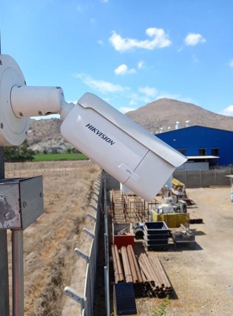 Cámara Hikvision instalada en cerco perimetral de una empresa