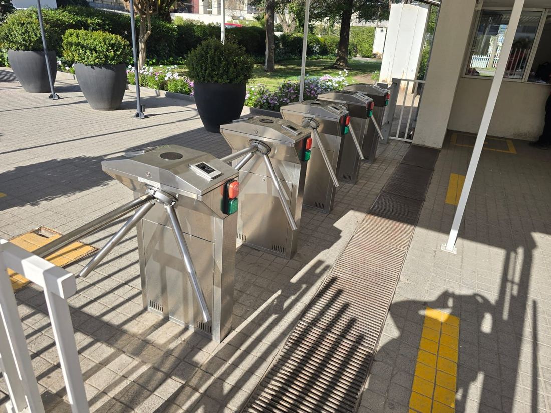 Torniquetes de control de acceso instalados en el ingreso de un condominio