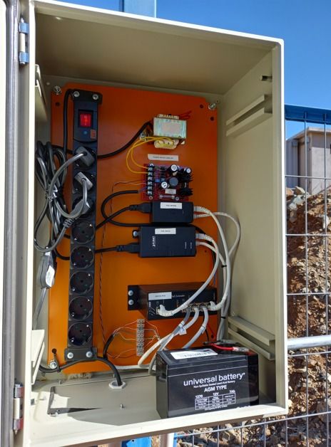 Técnico de BIOSEG configurando un gabinete de redes y respaldo eléctrico