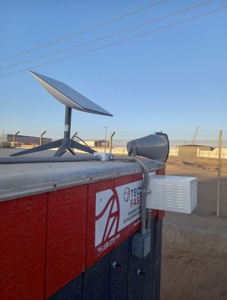 Instalación de enlace de red y antena en faena